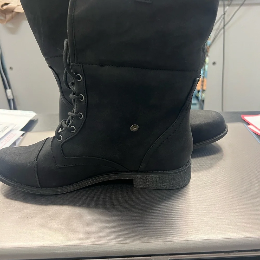 Boots. - Picture 3 of 4